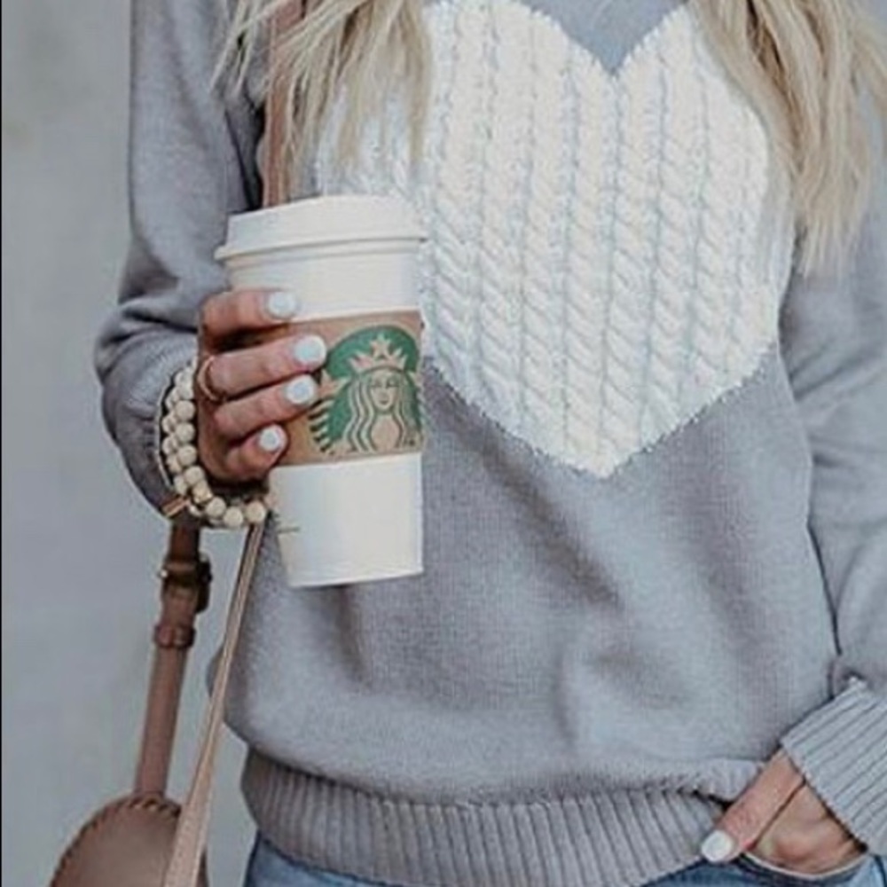 Beautiful grey knit sweater with white heart💟